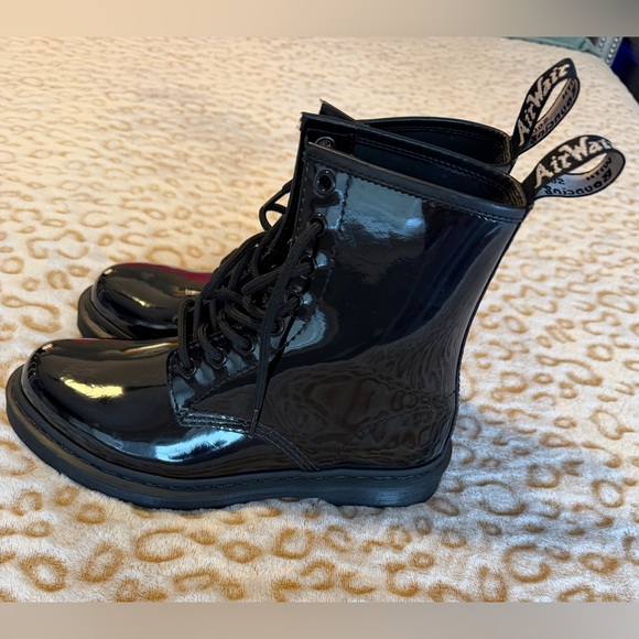 Dr. Martens Black Patent Leather Ankle Boot Women’s 
Size: 8 - Picture 3 of 10